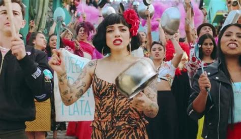 mon laferte lanzó el revolucionario video de su canción plata ta tá — radio corazón