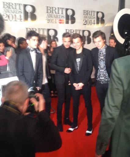 One Direction And Niall Horans Crutches Look Well Dapper On The Brit
