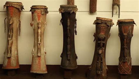Alat musik ini bentuknya menyerupai kendang dan terbuat dari kayu yang di lubangi tengahnya. 14 Alat Musik Tradisional Asli Papua - INSFIRA