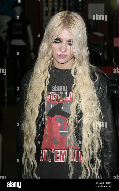 taylor momsen the pretty reckless perform songs from their debut album light me up at the