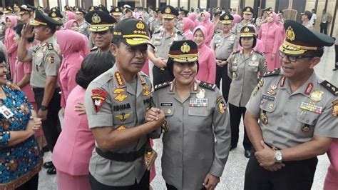 Polwan pertama yang menyandang pangkat jenderal bintang dua ini dimutasi dari analis kebijakan utama lemdiklat polri menjadi pati lemdiklat polri. Profil 4 Polwan yang Berpangkat Jenderal, Hingga Kapolri Idham Aziz Pernah Singgung soal ...