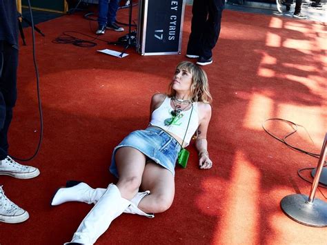 Miley cyrus racy photo upskirt ナレール