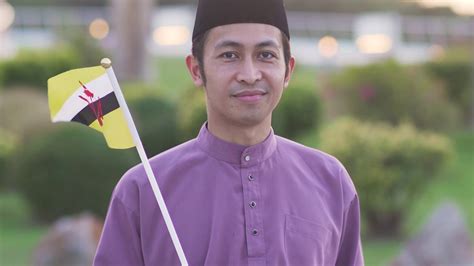 Misalnya saat berbicara dengan petugas teller di bank, tangan kita sambil memainkan gadget. TRAILER Negara Kita Milik Kita Bersama - YouTube