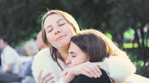 Pareja De Lesbianas Se Relaja En El Parque En Un Día Soleado Medio Un Hermoso Par De Jóvenes