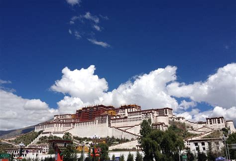 The palace is made up of mostly gold and iron blocks on the outside. 图片素材 : 云, 天空, 镇, 市容, 全景, 地标, 蓝天, 西藏, 布达拉宫, 人类住区 3072x2096 ...