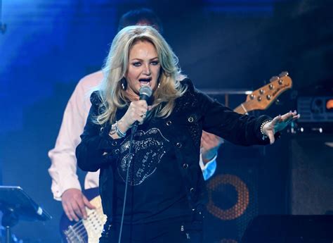 Through thick and thin (i'll stand by you) (2020) by bonnie tyler and lorraine crosby. Bonnie Tyler ("Lost in France") : aperçu de la vie de la ...