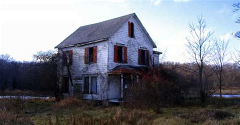 10 Creepy Houses That Serial Killers Lived In