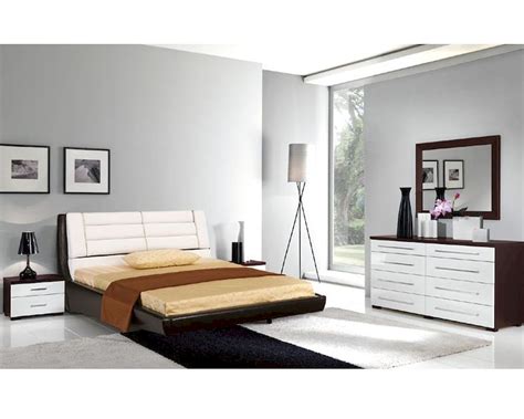Melrose discount furniture los angeles furniture store has a great selection of modern bedroom furniture that is sure to accommodate all styles and preferences. Italian Bedroom Set Modern Style 33B231
