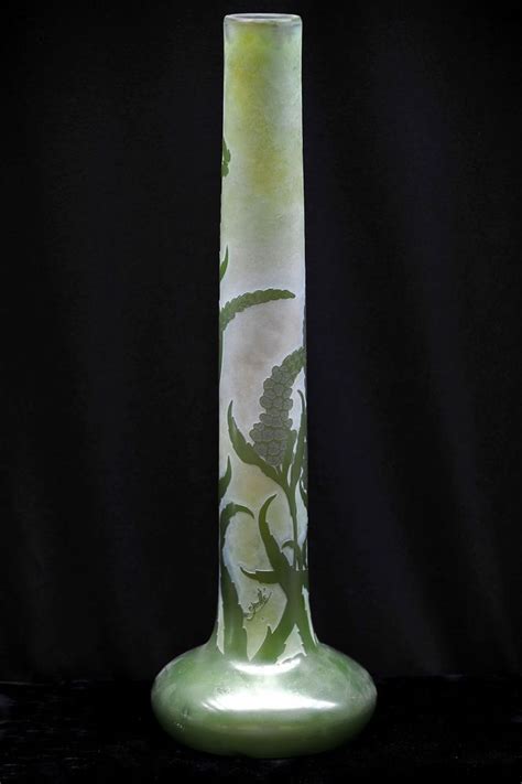 Green Galle Stick Neck Vase With Floral Pattern Vasi