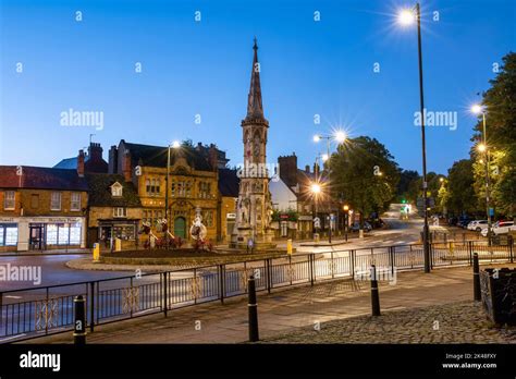 Banbury Cross At Dawn In Spring Banbury Oxfordshire England Stock