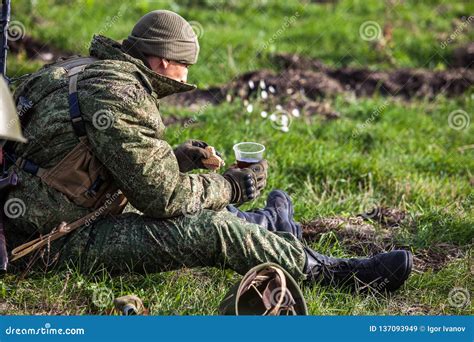 desayuno del soldado en el campo de batalla imagen de archivo editorial imagen de hostilidades