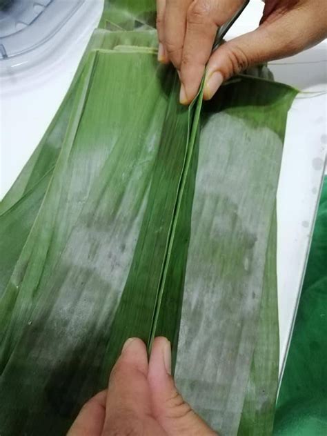 Cara mudah bungkus nasi lemak menggunakan daun pisang dan kertas pembalut. Cara Buat Lepat Pisang Yang Lembut & Manis