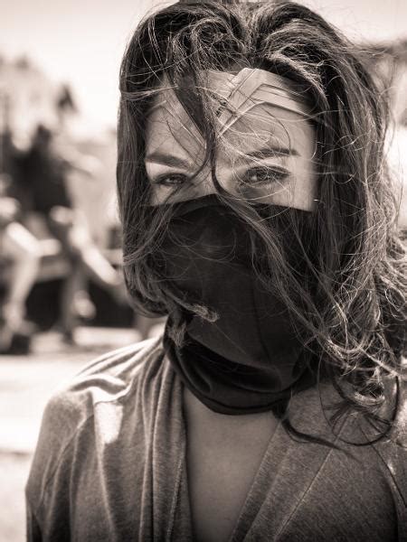 Gal Gadot apoia o uso de máscara em foto inédita de Mulher Maravilha