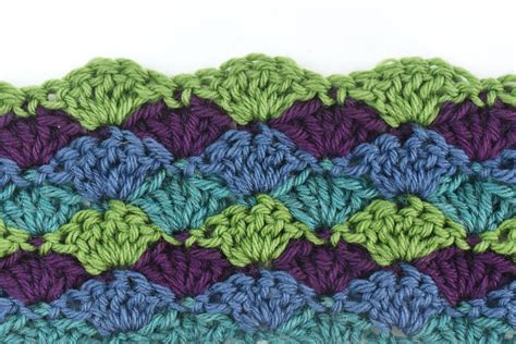 The Crochet Pattern Is Made Up Of Two Rows Of Green Blue And Purple Yarn