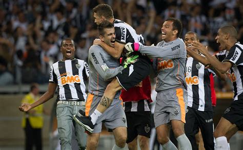 Relembre a vitória e conquista do galo no segundo jogo da final. Atlético-MG x Olímpia - 27/04/2018 - Esporte - Fotografia ...