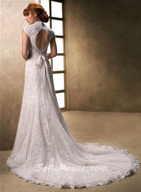 If you are trying to find a lace wedding dress keyhole back that uses effortless elegance, deluxe materials and also modern style ahead style, after that you need to certainly check out the gallery below, due to the fact that right here you may locate the among your desires. Mermaid Cap Sleeve Scalloped V Neck Keyhole Back Lace ...
