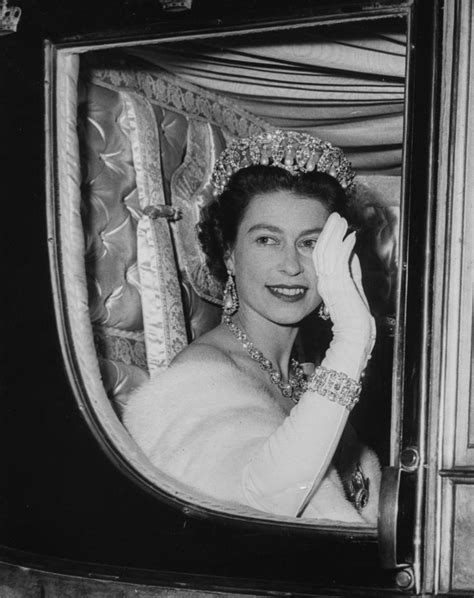 50 Of The Sparkliest Moments In Pop Culture History Queen Elizabeth