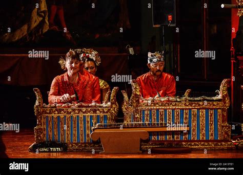 Le Gamelan Est L Ensemble De Musique Traditionnelle Javanais