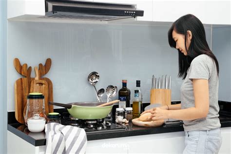 Fungsi peralatan dapur dalam kegiatan memasak. Gambar Orang Memasak Di Dapur | Desainrumahid.com