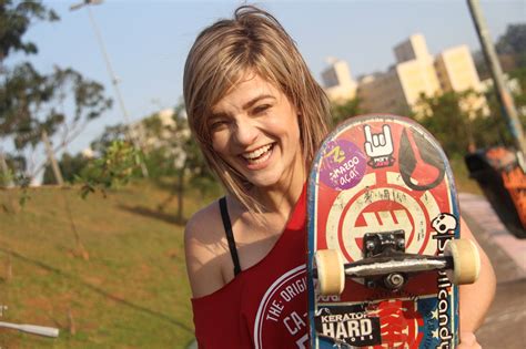 Karen jonz domingos santos claudio, known as karen jonz, is a brazilian skateboarder, designer and singer. Karen Jonz, skatista brasileira - BOL Fotos - BOL Fotos
