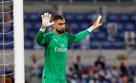 Serie a'nın en önemli takımlarından milan forması giymekte olan oyuncu, 16 yaşında chievo karşısında sahaya çıkarak, serie a'da forma giyen en genç kaleci olmuştur. Oficjalnie: Gianluigi Donnarumma odchodzi z Milanu! "Był ...