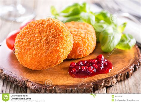 Ich paniere meinen camembert auch lieber selbst oder brate ihn sogar naturell in der pfanne, was auch gut geht. Gebackener Camembert Stockfotografie - Bild: 31142812