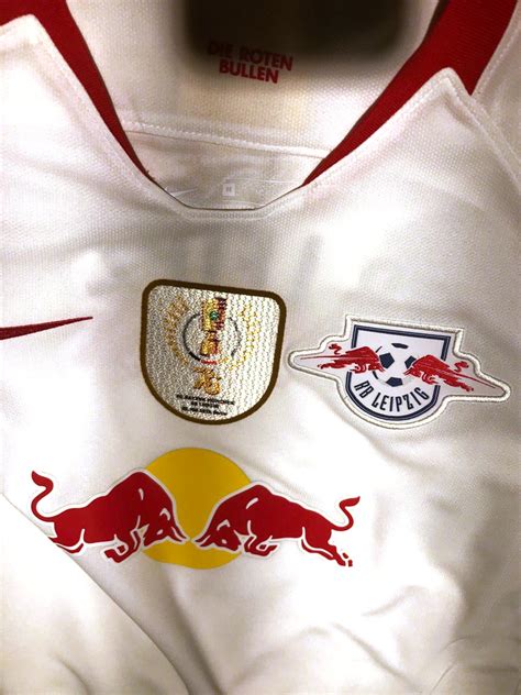 All information about rb leipzig (bundesliga) current squad with market values transfers rumours player stats fixtures news. RB Leipzig enthüllt besonderes DFB-Pokal 2019 Patch für ...