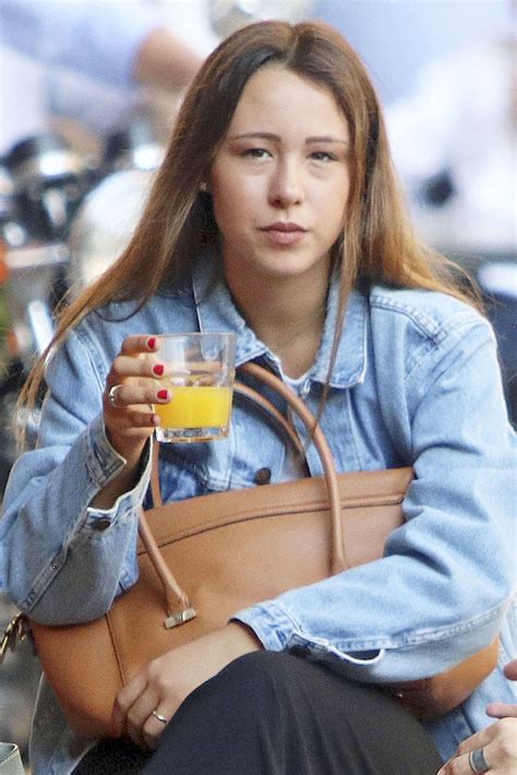 Aurora ramazzotti ist die tochter von michelle hunziker und eros ramazzotti. AURORA RAMAZZOTTI at Radetzki Cafe in Milan 09/01/2016 - HawtCelebs