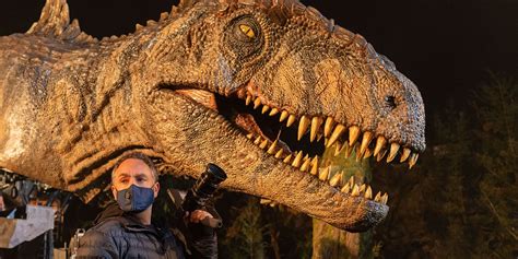 Jurassic World Dominion Featurette Brings Cast And Animatronics Together