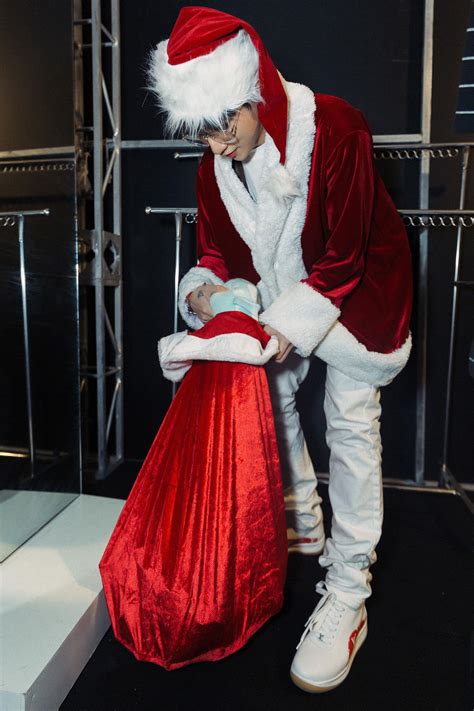 Đầu 2014, fan phát hiện cặp sao trẻ cùng đeo nhẫn đôi. Full bộ ảnh "anh già Noel" Sơn Tùng M-TP trong sự kiện ...
