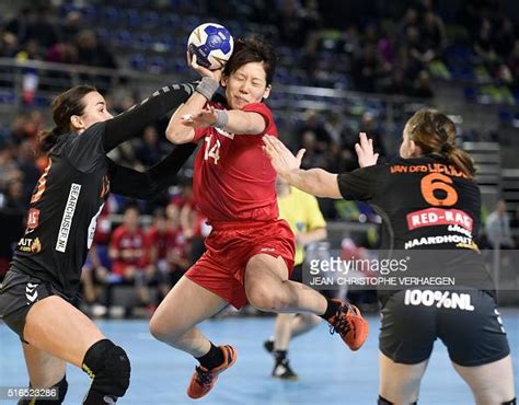 Japans Centre Back Aya Yokoshima Vies With Netherlands Pivot Yvette
