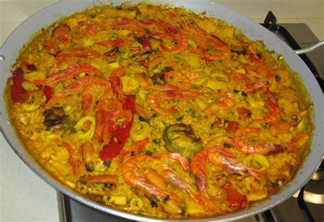 La receta de arroz que os presento hoy servirá de ejemplo para mostraros como pueden combinarse productos obtenidos de la tierra y el mar, juntar para conseguir un arroz sencillo, sabroso. Recetas de repostería y platos tradicionales: Paella de ...