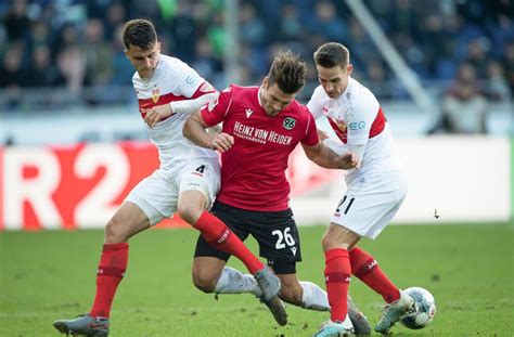 Gehaltstabe lle für beschäftigte in privaten und öffentlichen. VfB-Trainer Tim Walter auf der Bank gegen Hannover 96 ...