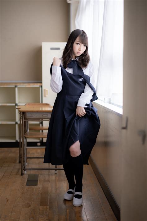 福田もか 紺色ジャンスカとハイソックスな制服画像