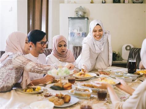 Adab Islam Saat Bertamu Dan Menjamu Makanan Di Hari Raya Idul Fitri