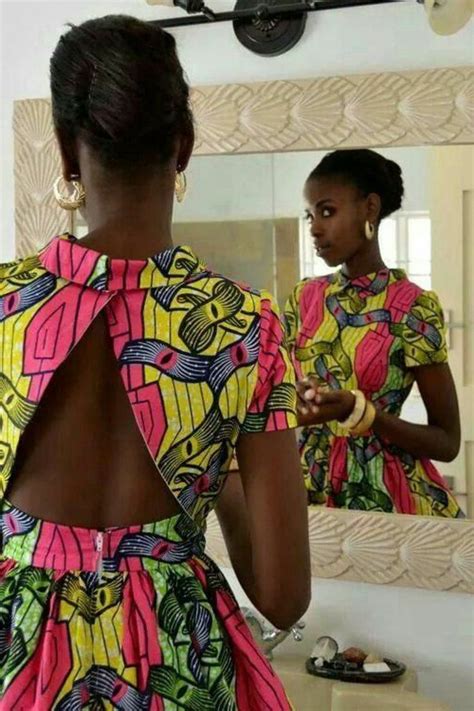 Tenue Africaine Robe Florale Au Dos Nu Chignon Et Bracelets Et