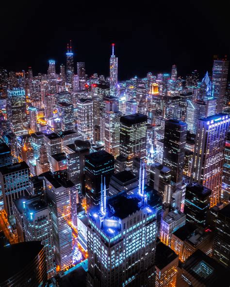 Vista Aérea De Los Edificios De La Ciudad Por La Noche · Foto De Stock