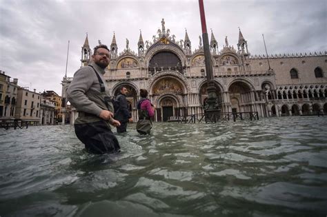 Praça De São Marcos Em Veneza é Fechada Após Nova Inundação