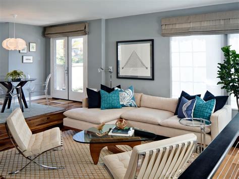 A basic beach house living room is easy to achieve if you use the right combination of color and materials. Ocean-Inspired Design Turns Home Into a Coastal Retreat ...