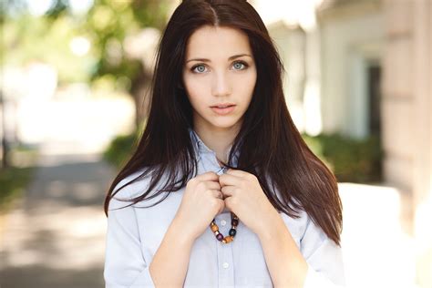 Women Looking At Viewer Blue Eyes Brunette Emily Rudd Necklace