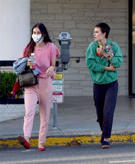 Filmmaker dillion buss surprised girlfriend tallulah willis with a backyard marriage proposal and massive diamond ring. TALLULAH and SCOUT WILLIS Out for Dinner in Los Angeles 06 ...