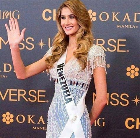Miss Venezuela Mariam Habach Saluda A Los Reporteros Graficos Con Su