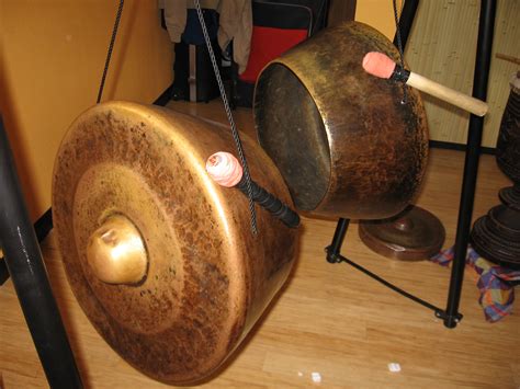 Các ví dụ của percussion instrument trong câu, cách sử dụng. Agung (instrument) - Wikiwand