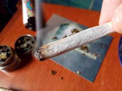La Dosis - ¿Es posible forjar y fumar un porro de hachís? Nosotros lo