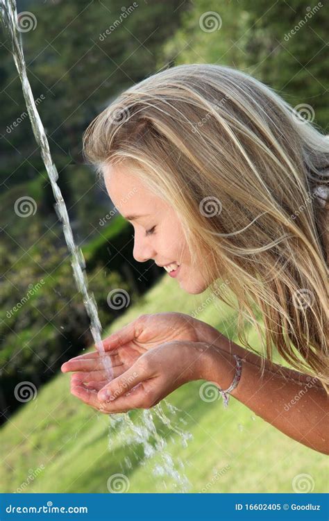 Het Verfrissen Zich Met Water Stock Afbeelding Image Of Meisje Drank