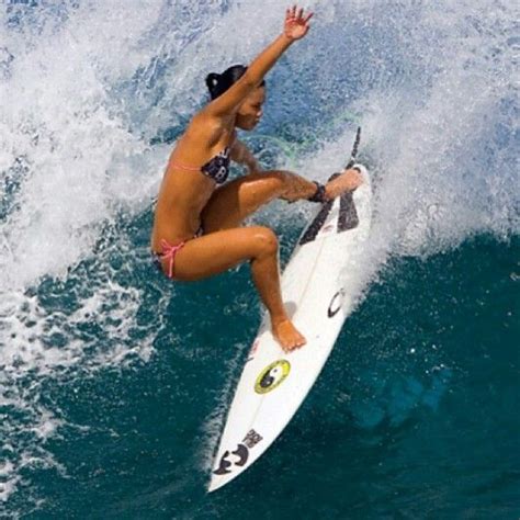 surf femenino lugares con magia en 2020 muchachas del surf surf surfera