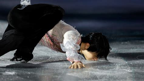 Yuzuru Hanyu Besa El Hielo Que No Le Dio El Tercer Oro Olímpico En La Gala De Exhibición Beijing