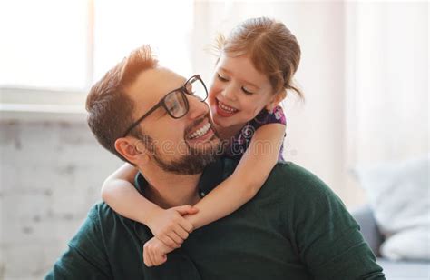 Día Del S Del Padre La Hija Feliz De La Familia Abraza A Su Papá Foto