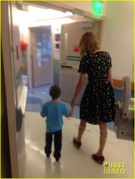 Taylor Swift Visits Young Cancer Patient And Sings Watch Now Photo