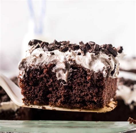 Poke holes into the warm cake after allowing time to cool. Oreo Poke Cake (make ahead dessert) - The Chunky Chef